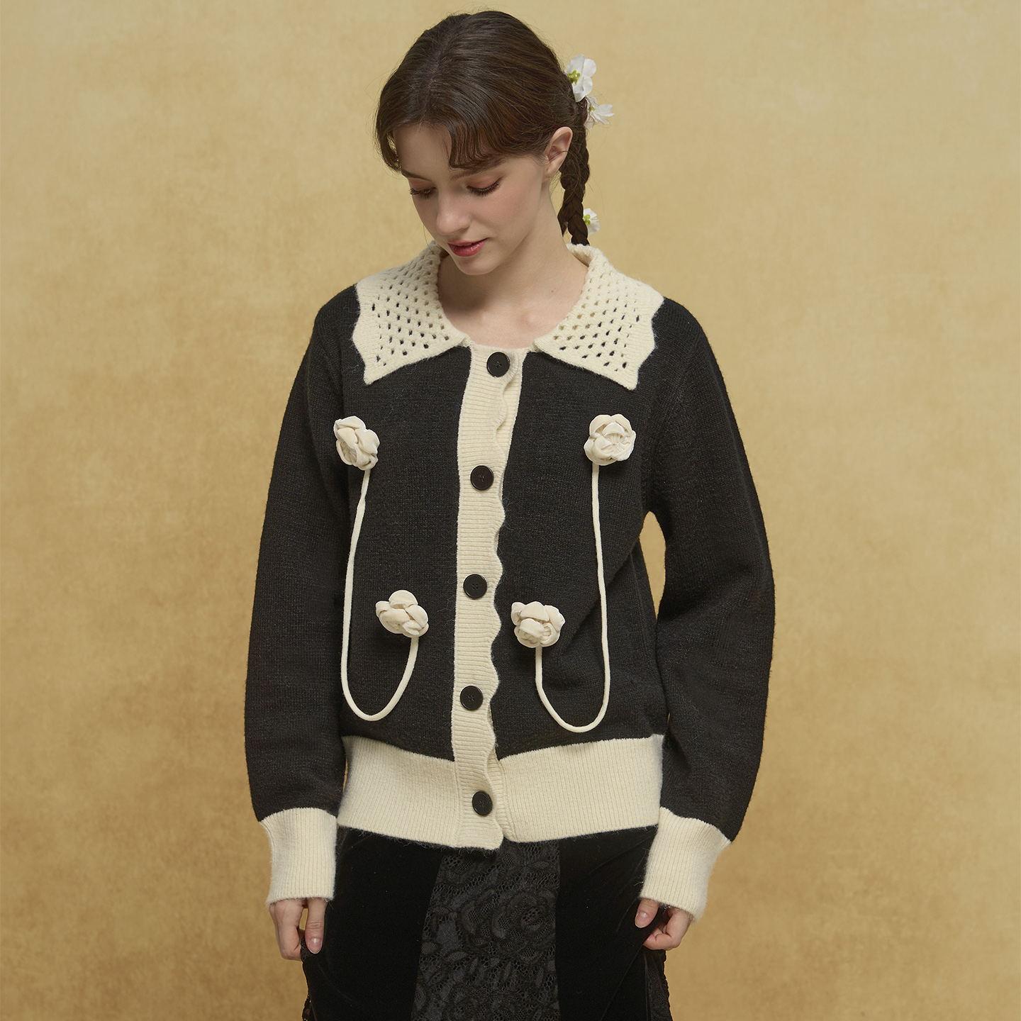 尾鸢录秋冬新款法式山茶花别针毛衣开衫女原创设计感撞色黑色