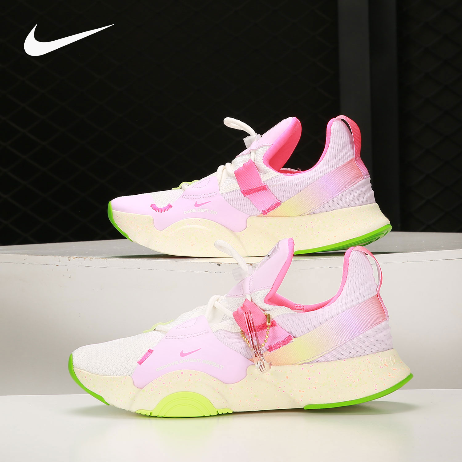 耐克女子泡棉缓震训练运动鞋耐磨