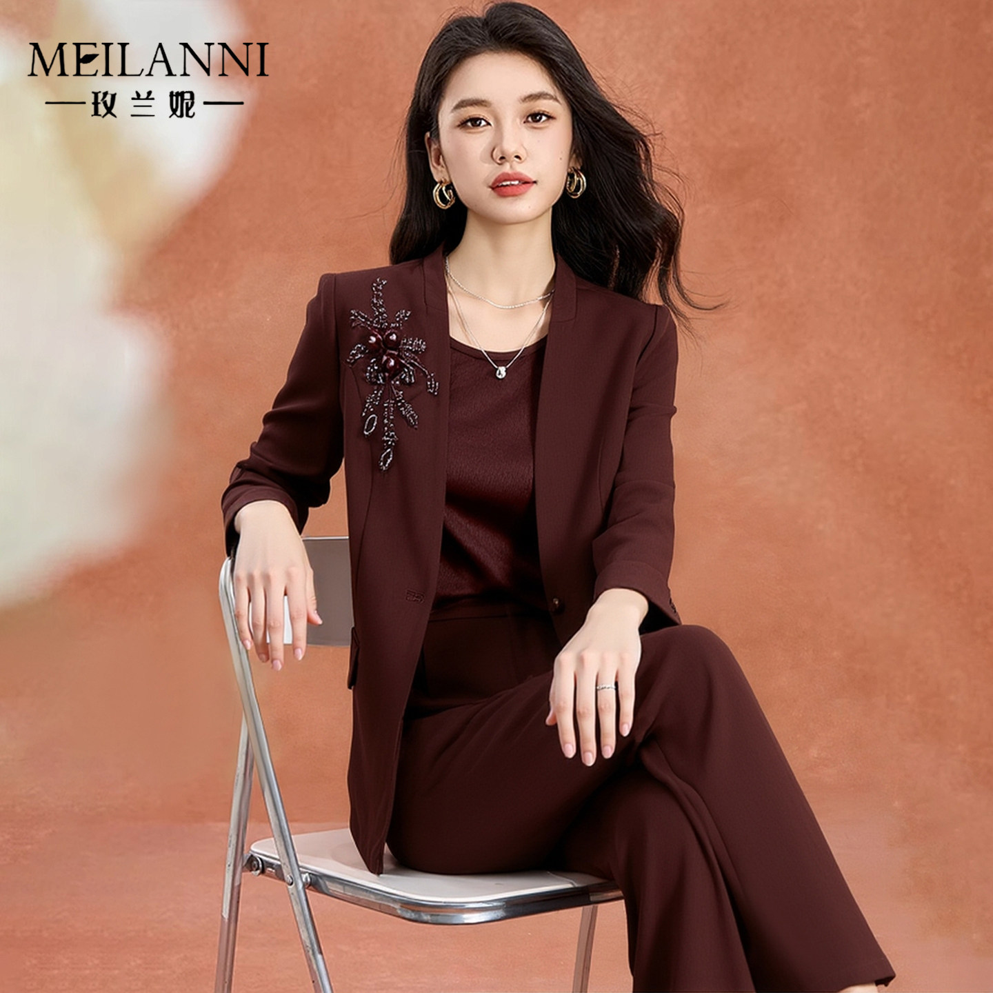 玫兰妮红色套装气质妈妈减龄穿搭