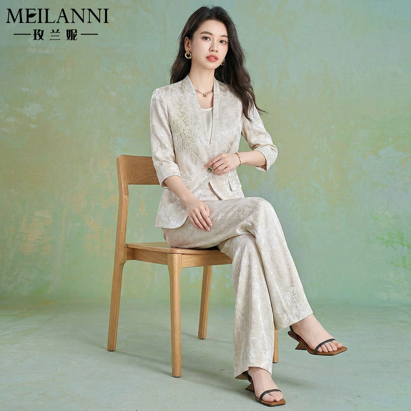玫兰妮小香风西装三件套早春减龄
