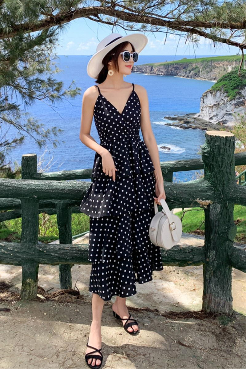 2025新款小清新吊带裙女夏长裙波点蛋糕v领连衣裙子韩版时尚裙子