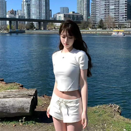 SMFK十字花机车tee黑色百搭女2024夏季新款短袖宽松辣妹正肩上衣