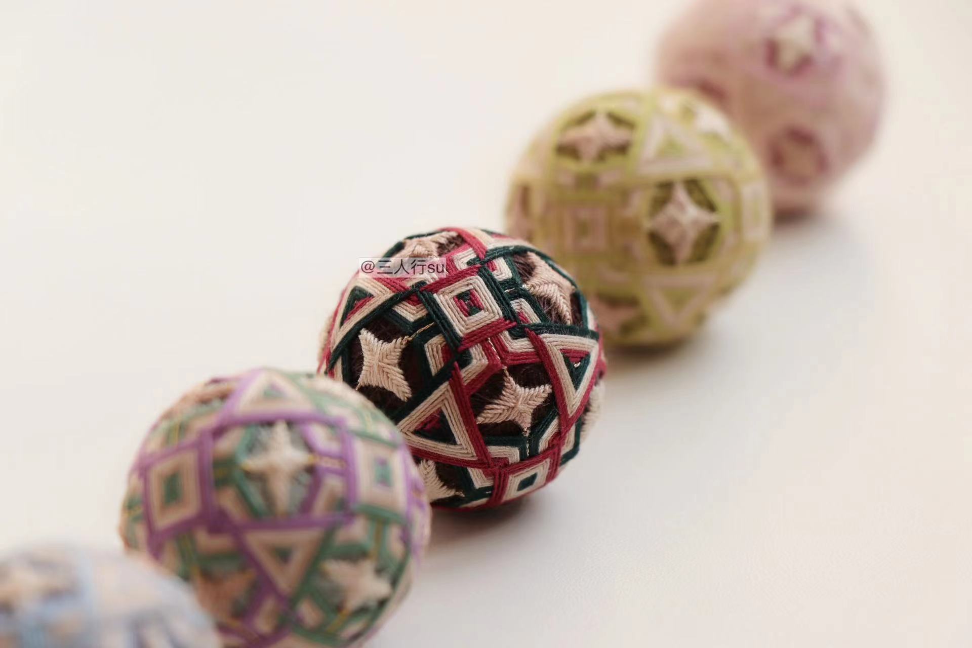 四通八达 三人行手鞠球包挂材料包 直径3.5cm 组八 有辅助线,特色手工艺,其他特色工艺品,淘宝优惠券,粉丝福利购,淘宝优惠卷