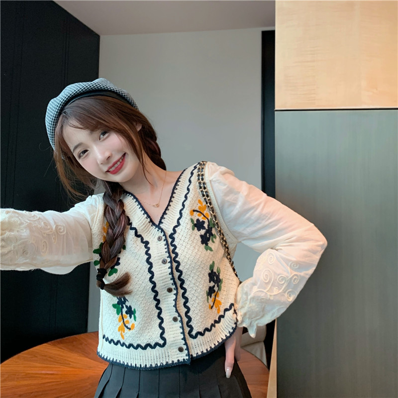 Real shot real price new Korean minority literature temperament heavy industry embroidery long sleeve shirt knitting cardigan girl