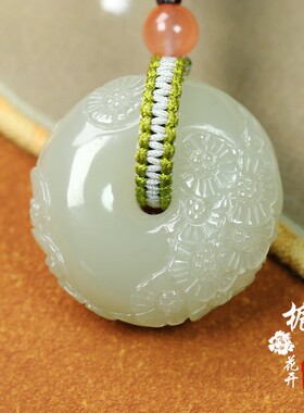 天然和田玉面包扣雕花梅花玉吊坠