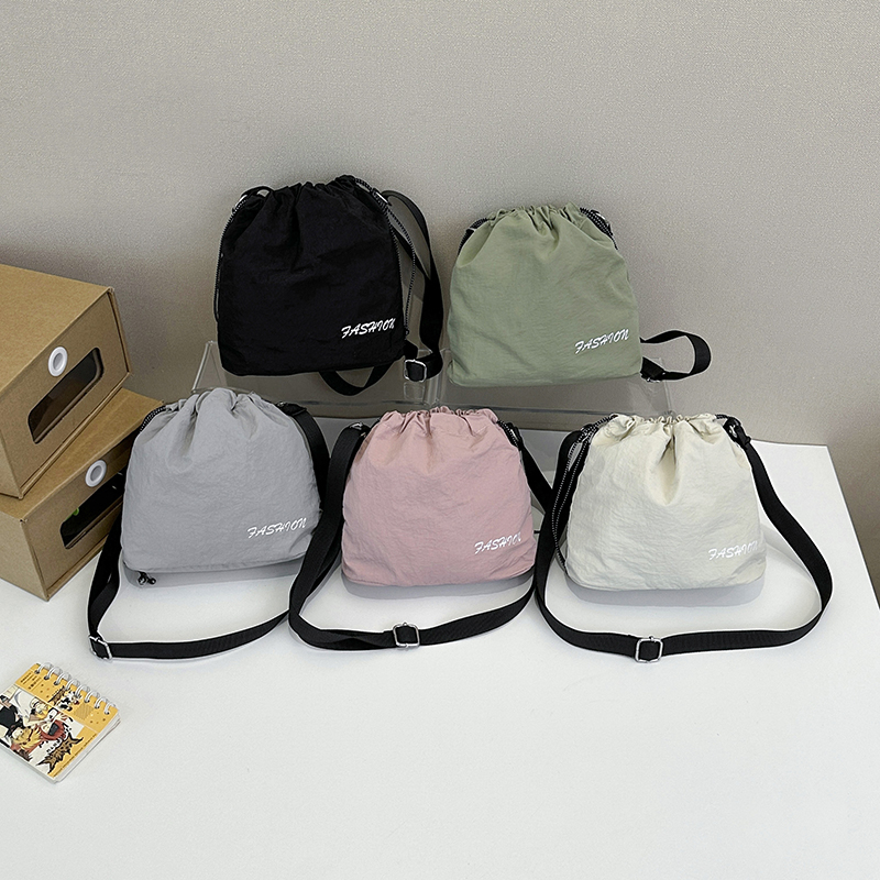 韩版简约休闲日常出行单肩包包女2025夏季新款时尚百搭斜挎水桶包