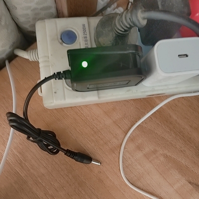 御行照明858B专用充电器4.2V1000mA适配器充电器圆孔充电器