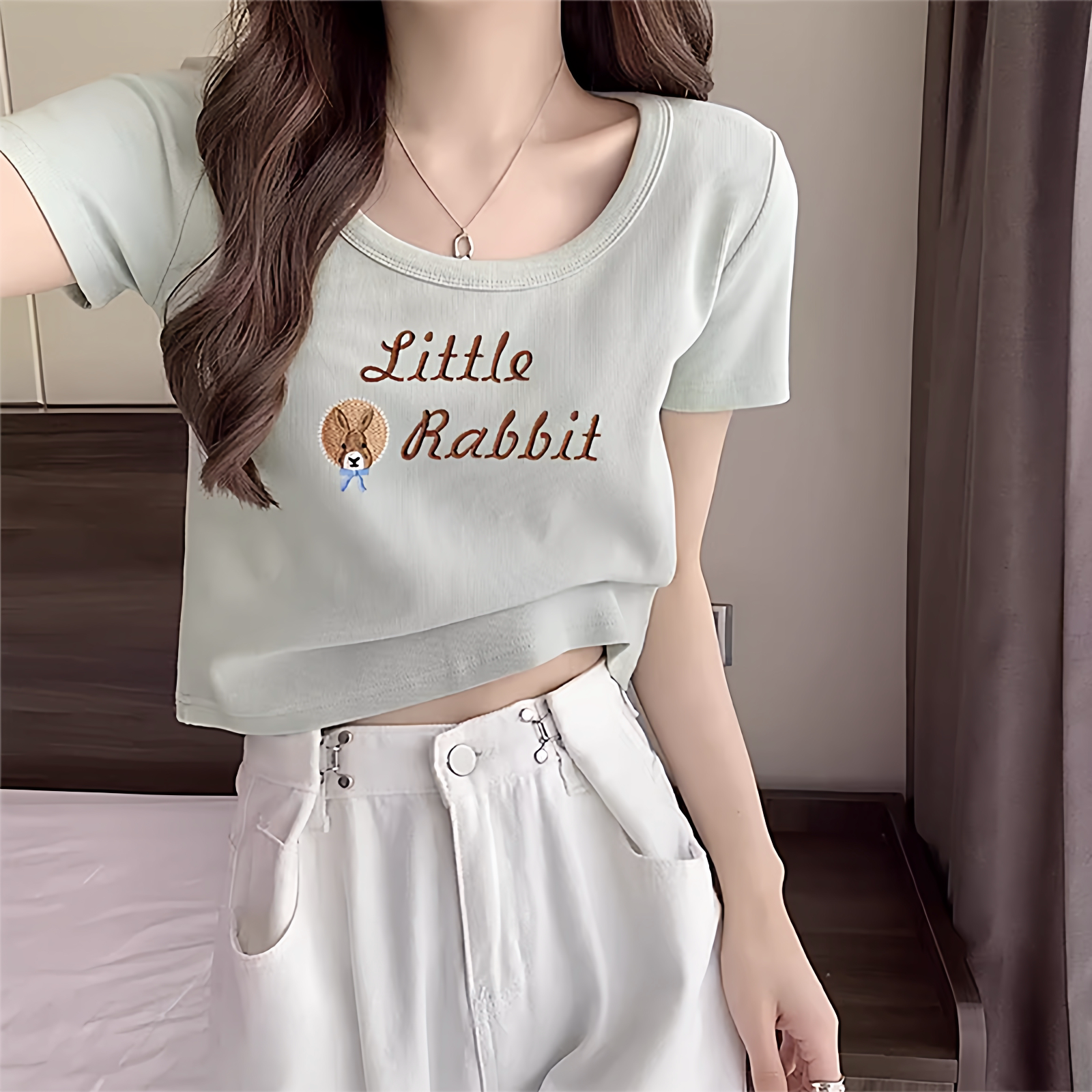 绿色纯棉正肩U领短袖T恤女夏季显瘦修身时尚字母甜辣妹短款上衣