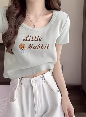 绿色纯棉正肩U领短袖T恤女夏季显瘦修身时尚字母甜辣妹短款上衣