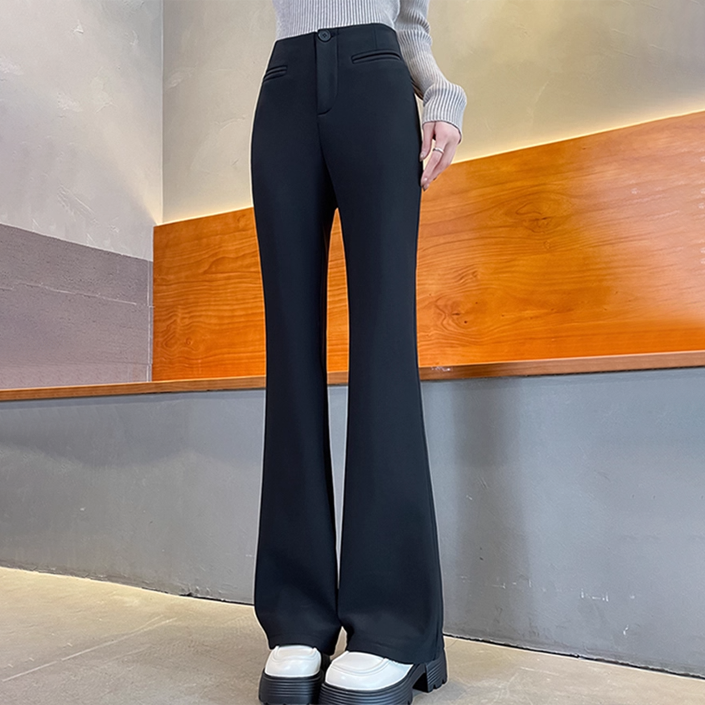 黑色加绒微喇西装裤女2025冬季新款高级感垂感高腰显瘦直筒喇叭裤