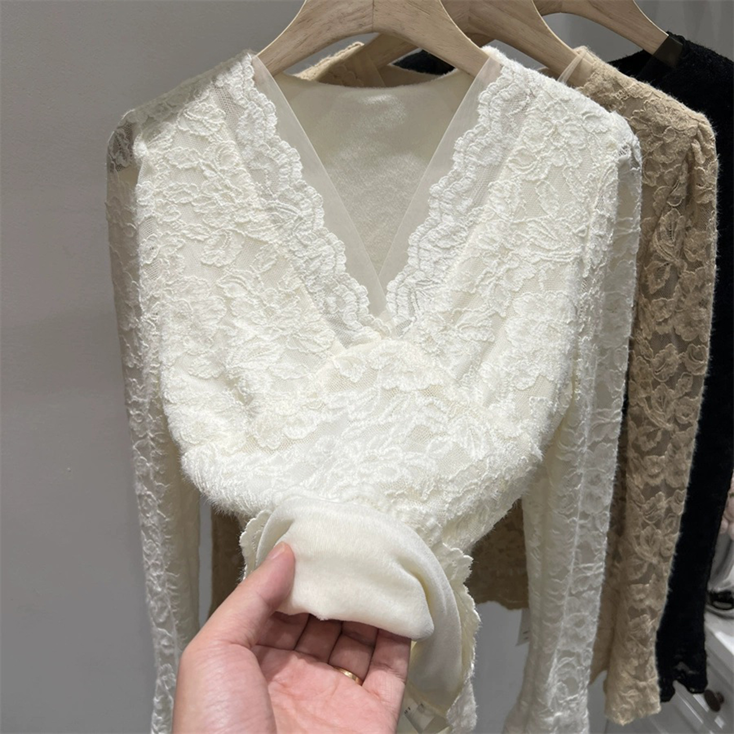 V领网纱拼接加绒加厚蕾丝衫