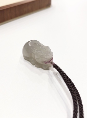 D845# 新疆和田玉烟紫高油貔貅吊坠25.2*13.5*13.2mm 重9.09克