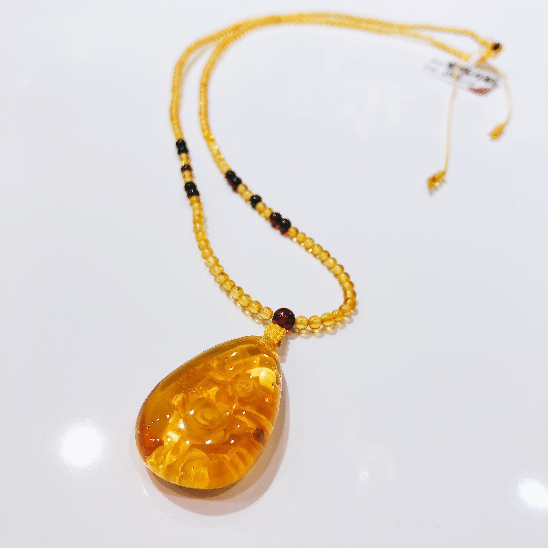 d466# 天然琥珀蜜蜡金珀内雕玫瑰花吊坠 配金绞蜜血珀珠链6.44克
