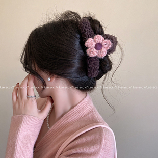甜美毛线花朵毛绒抓夹女2026新款大号鲨鱼夹高级感发夹巨好看发饰