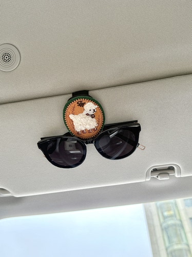 Some Funny原创设计可爱小羊刺绣车载眼镜夹汽车遮阳板收纳墨镜夹