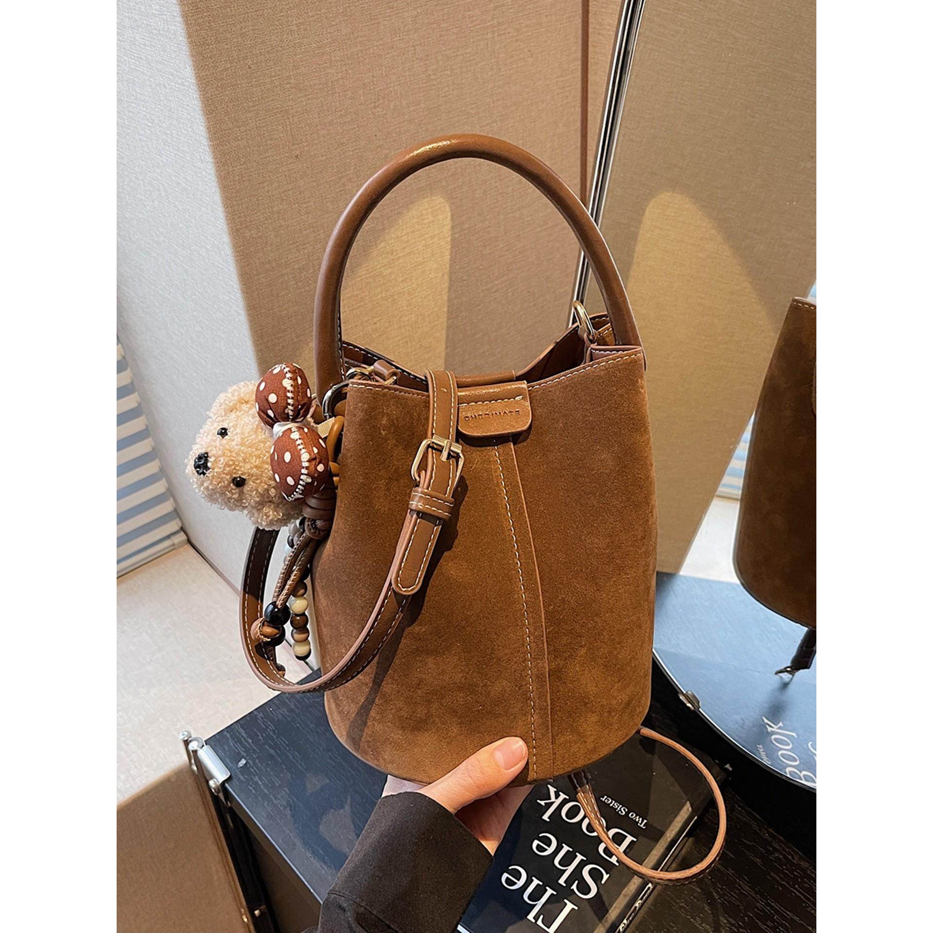 美拉德复古磨砂包包女2026新款秋冬通勤百搭斜挎包超火手提水桶包,箱包皮具/热销女包/男包,水桶包,淘宝优惠券,粉丝福利购,淘宝优惠卷