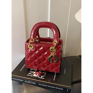 高级感红色漆皮包包女2025新款时尚菱格斜挎包结婚新娘手提戴妃包