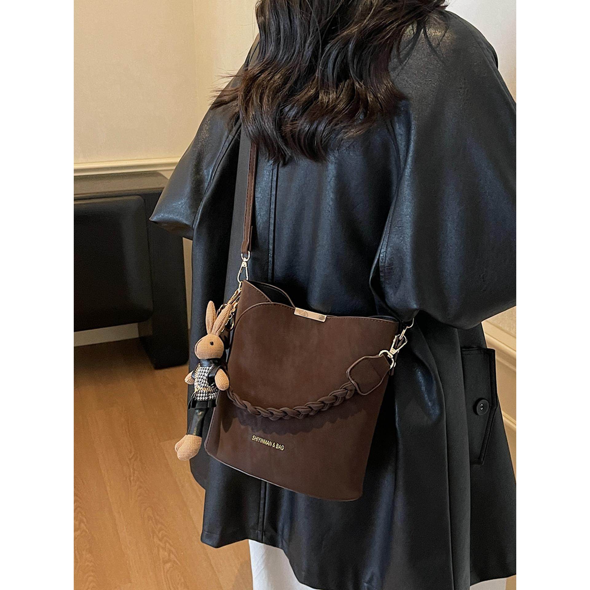 高级感复古通勤包包女2025新款秋冬流行百搭斜挎包超火手提水桶包,箱包皮具/热销女包/男包,水桶包,淘宝优惠券,粉丝福利购,淘宝优惠卷