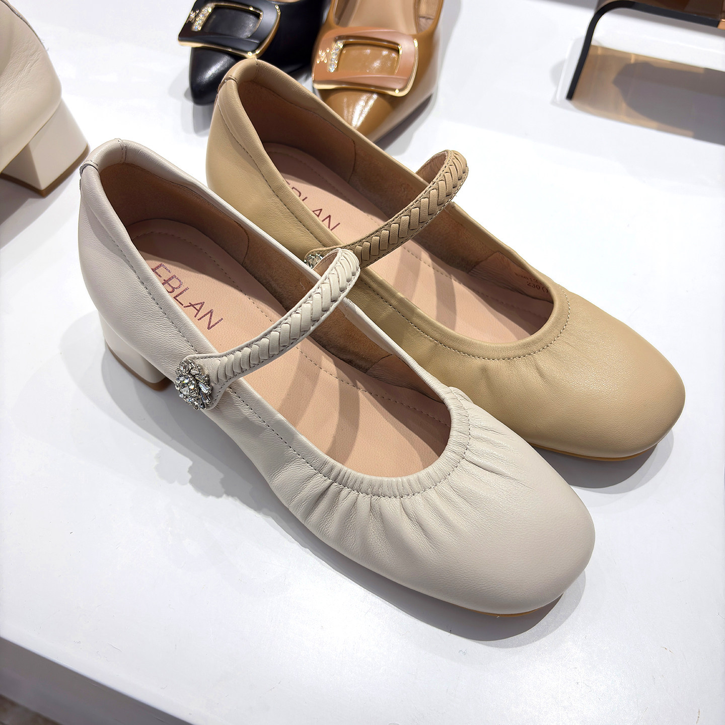 伊伴浅口玛丽珍鞋女2026春季圆头粗跟一字带单鞋优雅风 B26121290