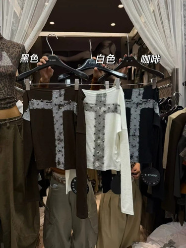 十三行26早秋新款美式复古辣妹铆钉设计感长袖T恤女一字露肩上衣