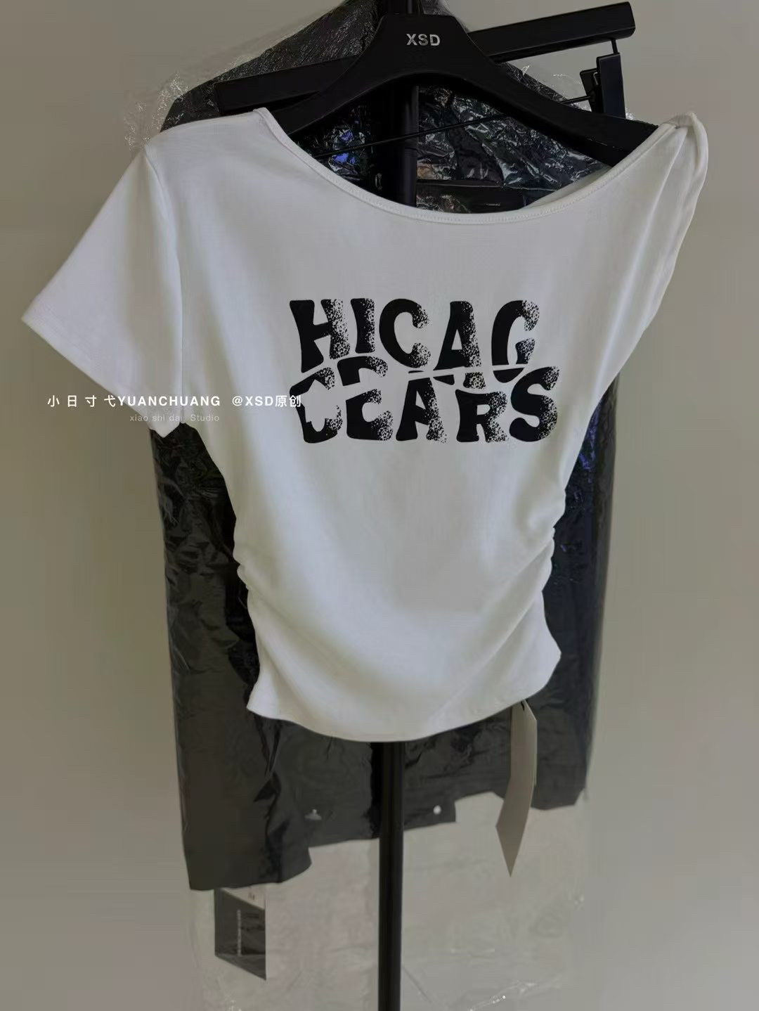 别致斜领露肩字母印花短袖t恤女夏季新款修身辣妹一字领漏肩上衣