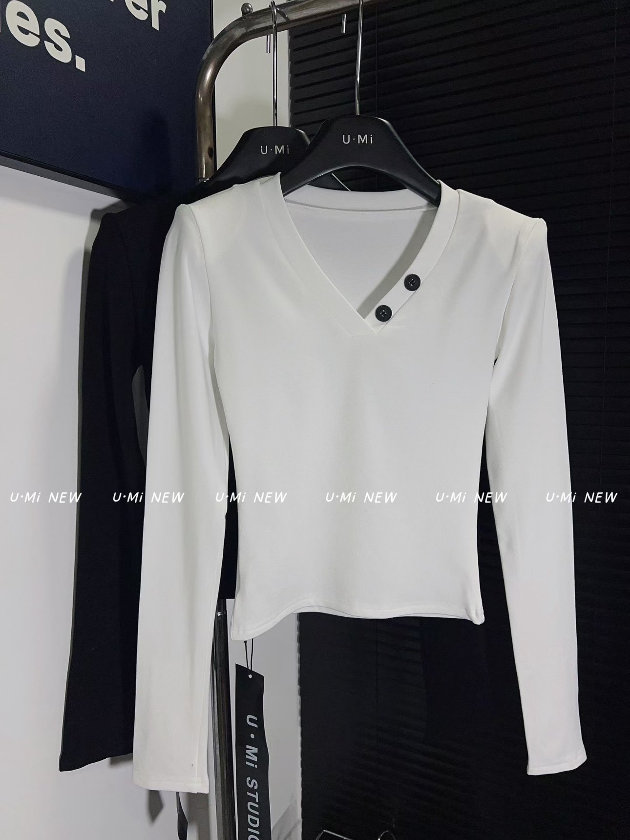 十三行2025秋冬磨毛绒韩版纯欲风V领长袖T恤修身显瘦打底衫上衣女