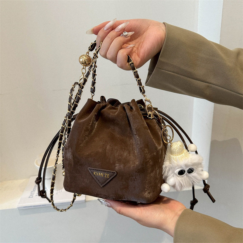 链条棕色爆款小包包女文艺ins风软面单肩包百搭日韩斜挎包水桶包