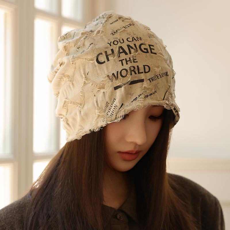 美国覆古墙洞桩帽的妇女，咖啡色的脸露出小棕色街头休闲头巾冷帽