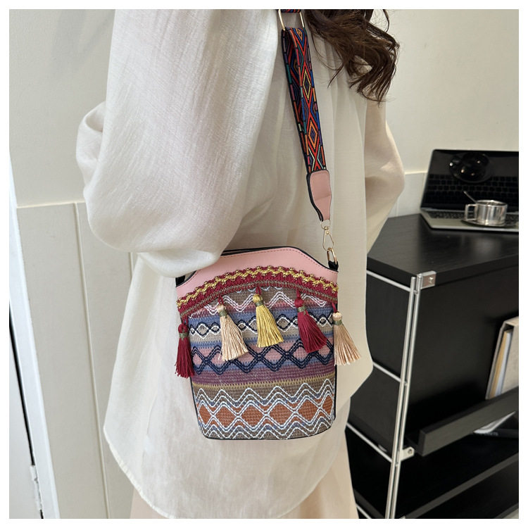 云南大理旅游编织包女式少数民族风文艺复古水桶包斜跨流苏单肩包