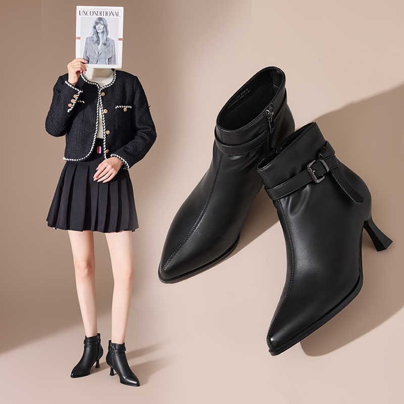 香香莉细跟短靴女2025新款冬季英伦风尖头皮带扣加绒时装靴032226