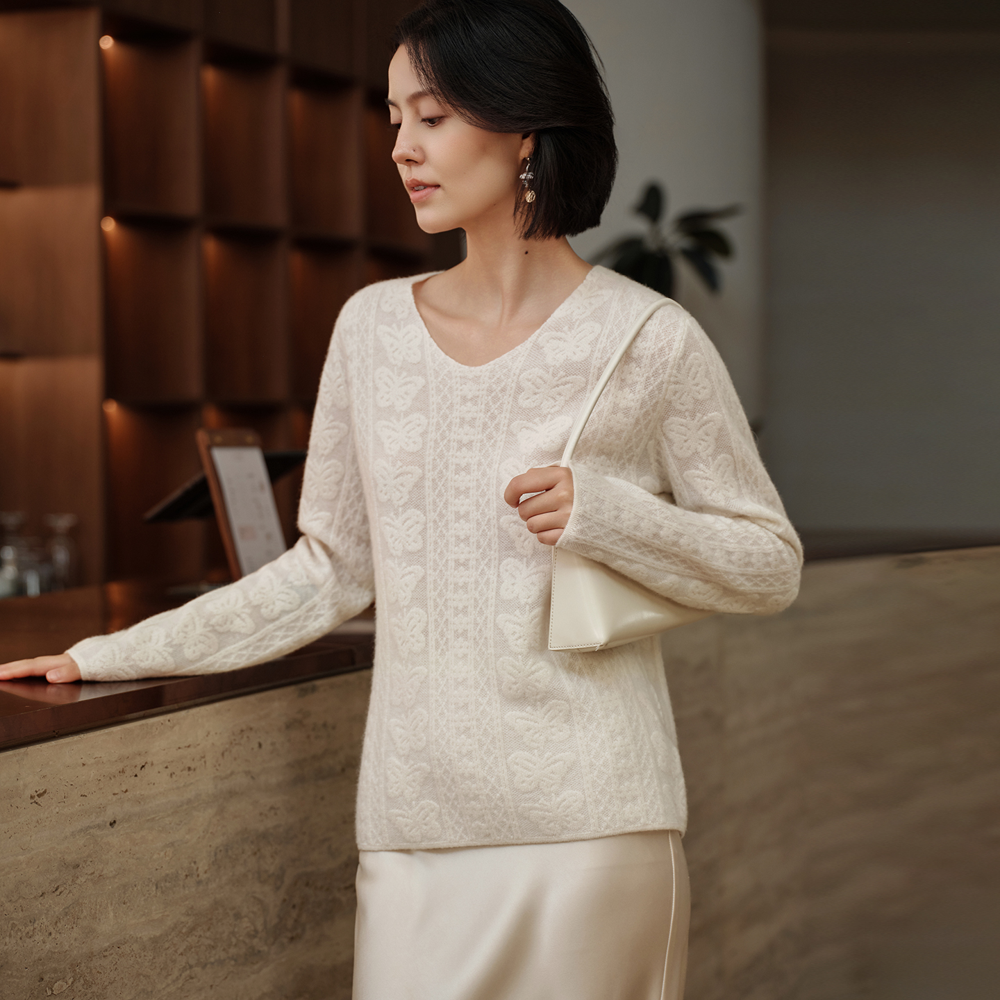 轻奢100%山羊绒衫女V领提花宽松显瘦百搭欧根纱针织打底内搭毛衣