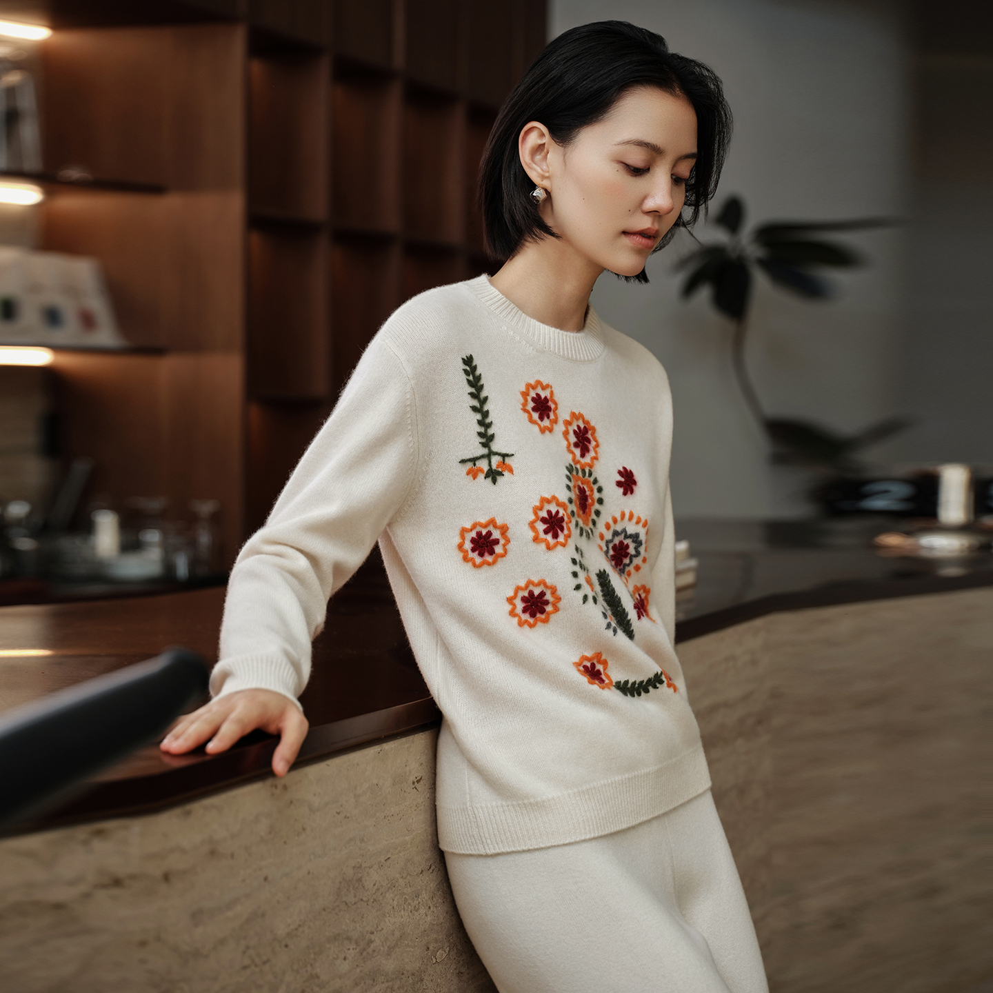 2025秋冬新款100%纯山羊绒衫女圆领加厚油画风绣花宽松针织打底衫