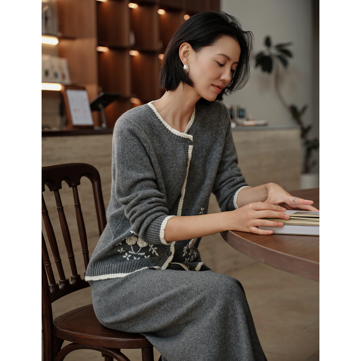 2025秋冬新款重工钩花100%山羊绒开衫女花边圆领厚款宽松针织外套