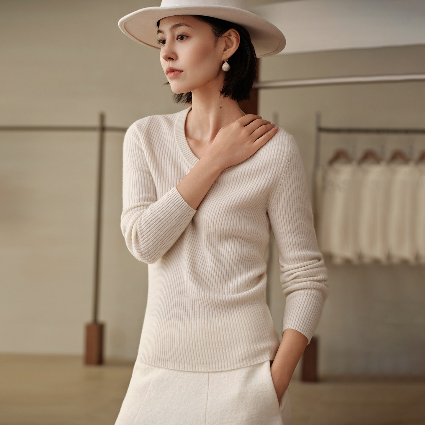2025秋冬新款100%山羊绒衫女圆领抽条修身显瘦百搭简约针织打底衫