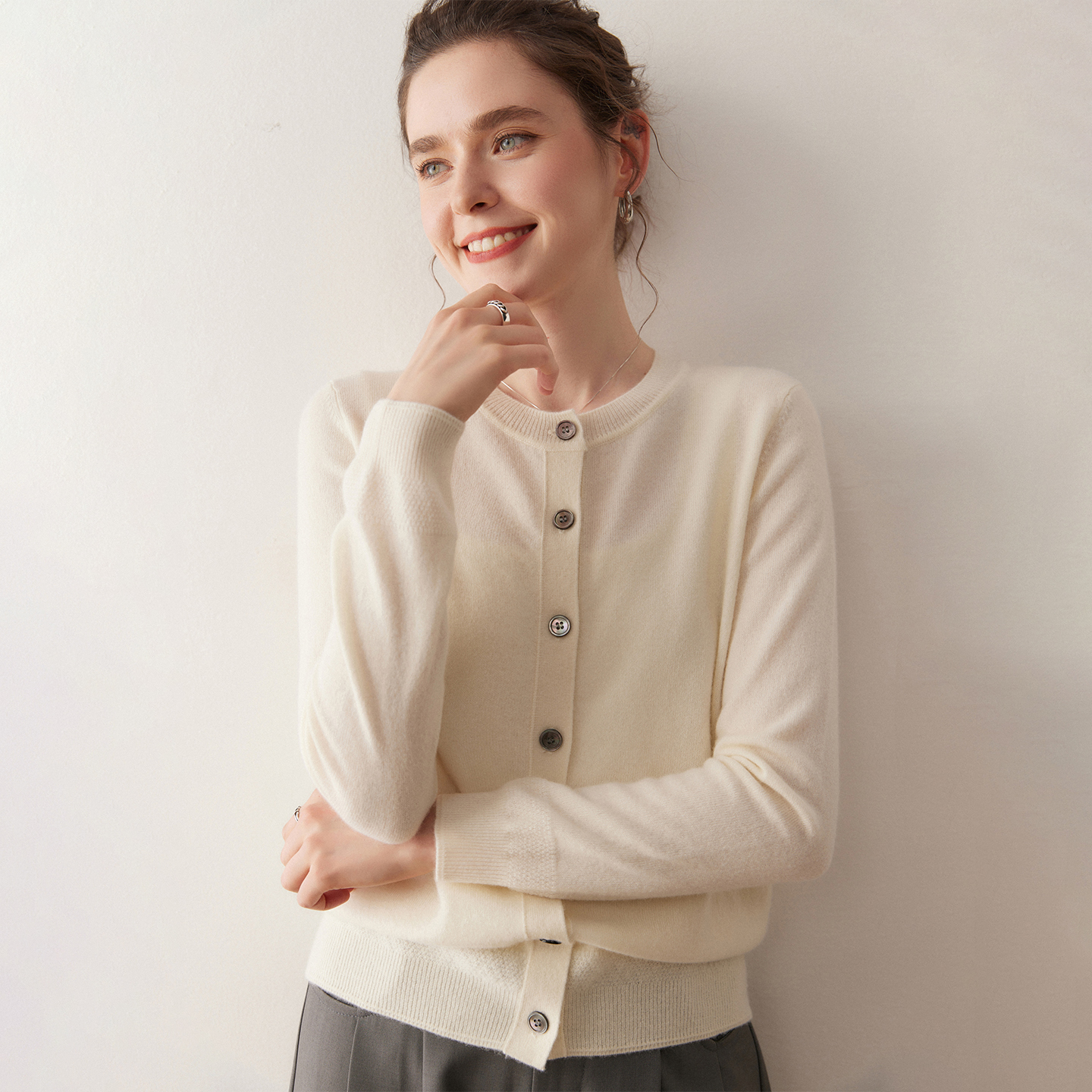 2025秋冬新款100%纯山羊绒开衫女圆领系扣简约纯色针织打底衫外套