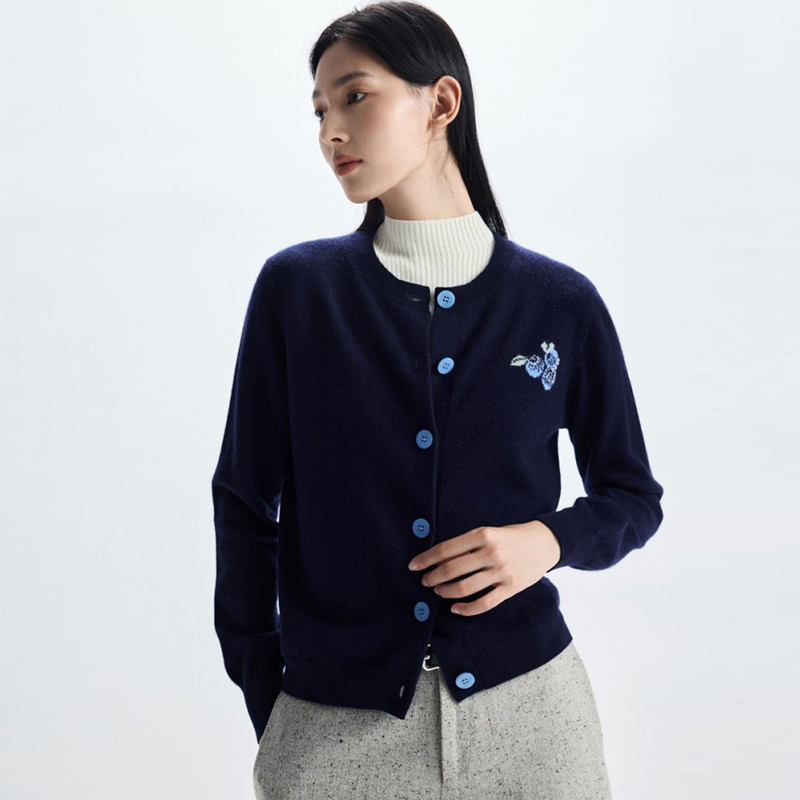 2025秋冬新款100%纯山羊绒衫女圆领刺绣纯色百搭针织开衫毛衣上衣