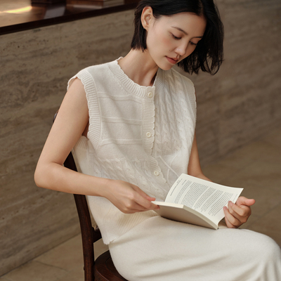 2025秋冬新款100%纯山羊绒开衫女款圆领复古扭花无袖针织马甲背心