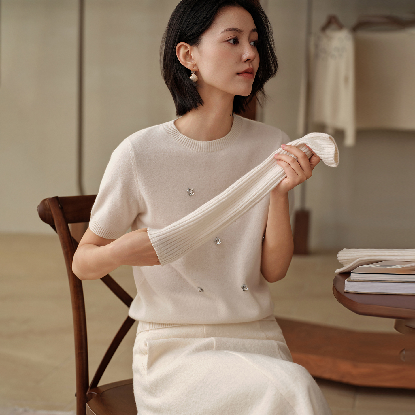 2025秋冬新款100%纯山羊绒衫女圆领手工钉珠半袖套袖针织套头毛衣