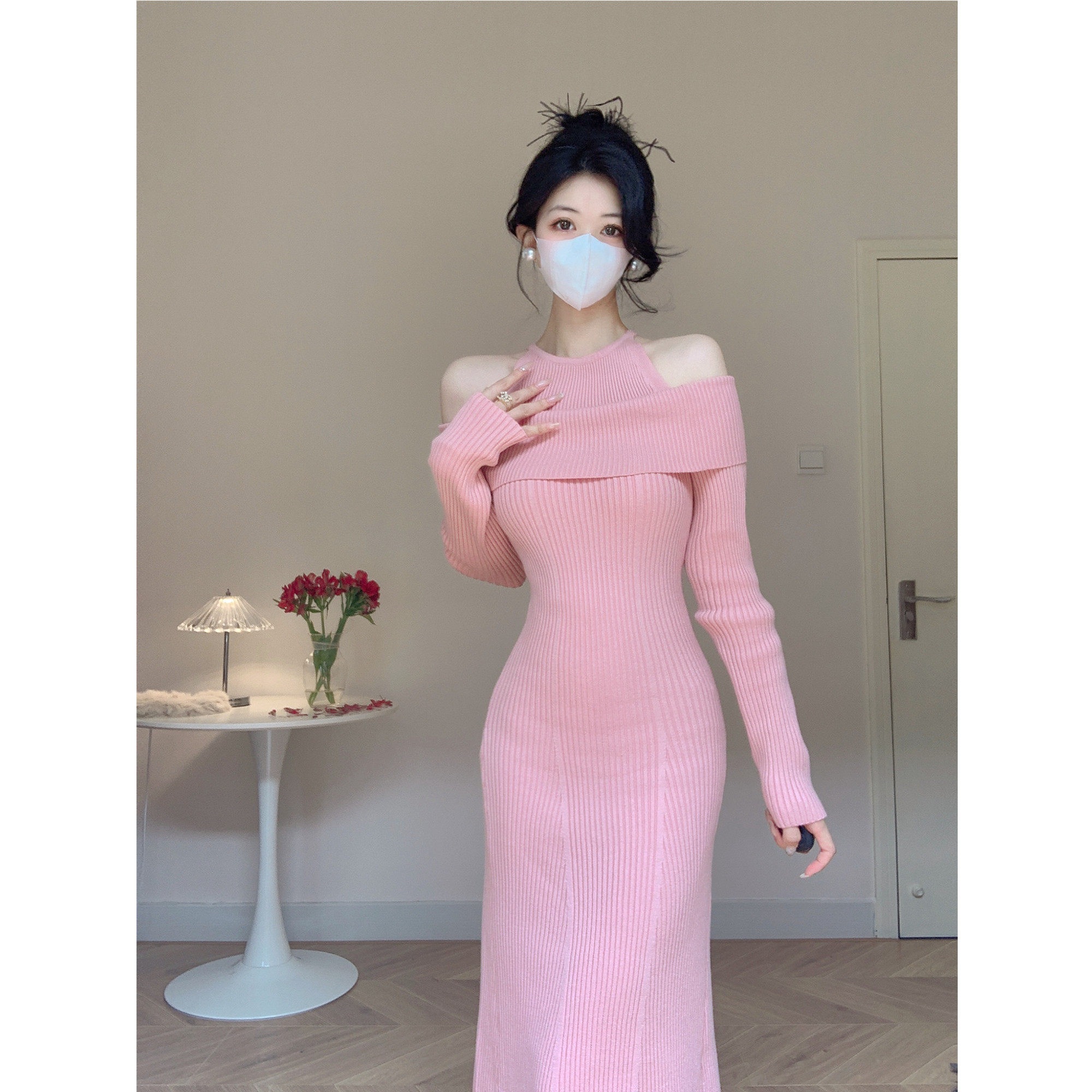 挂脖漏肩长袖针织连衣裙女秋冬高级感气质修身显瘦性感包臀毛衣裙
