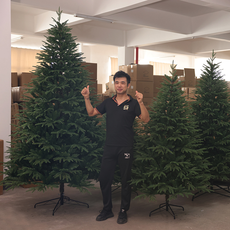 2025年新款韩式圣诞树pe+pvc树加密仿真裸树1.51.8米家用圣诞树