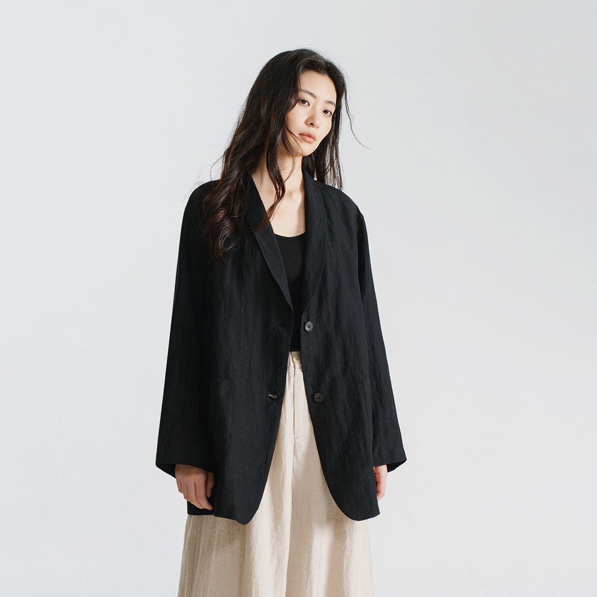 梭家 休闲轻西装25支砂洗亚麻黑色短外套夏季女长袖上衣 688ZF