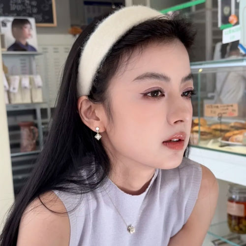 温柔月光白！白色宽边毛绒发箍女秋冬高颅顶超好看的高级头箍头饰