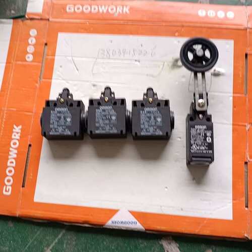 议价库存全新欧姆龙安全行程开关，D4D-5532N，数量3个，D