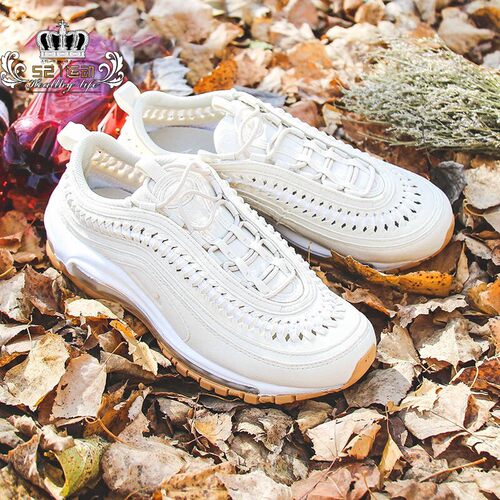 耐克女米色缝合子弹头休闲跑步鞋