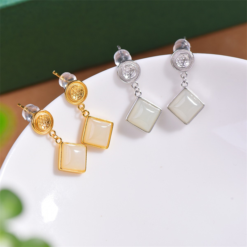 天然和田玉银镶嵌白玉小方糖耳钉