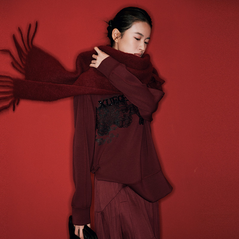 XG/雪歌2026春装新款酒红色蕾丝烫钻长袖女打底卫衣XL101001A115