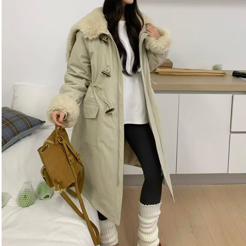 羊羔毛拼接工装派克羽绒服女冬季2025新款牛角扣长款过膝绒外套