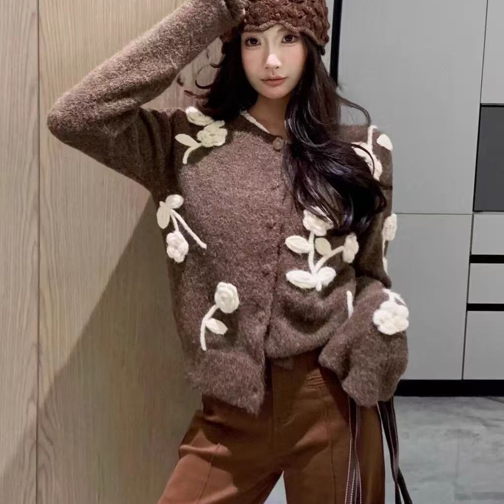 深诺诺小众设计撞色立体花卉圆领长袖针织开衫（含85羊毛）B934