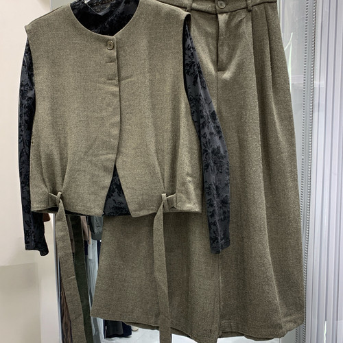 秋上新马甲+小衫+休闲裤套装UF260