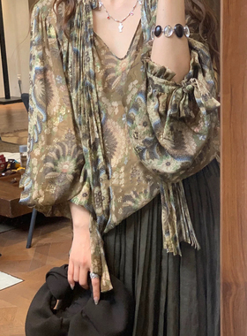 诺诺26早春新款法式复古棕榈卷草印花气质飘带衬衫40621